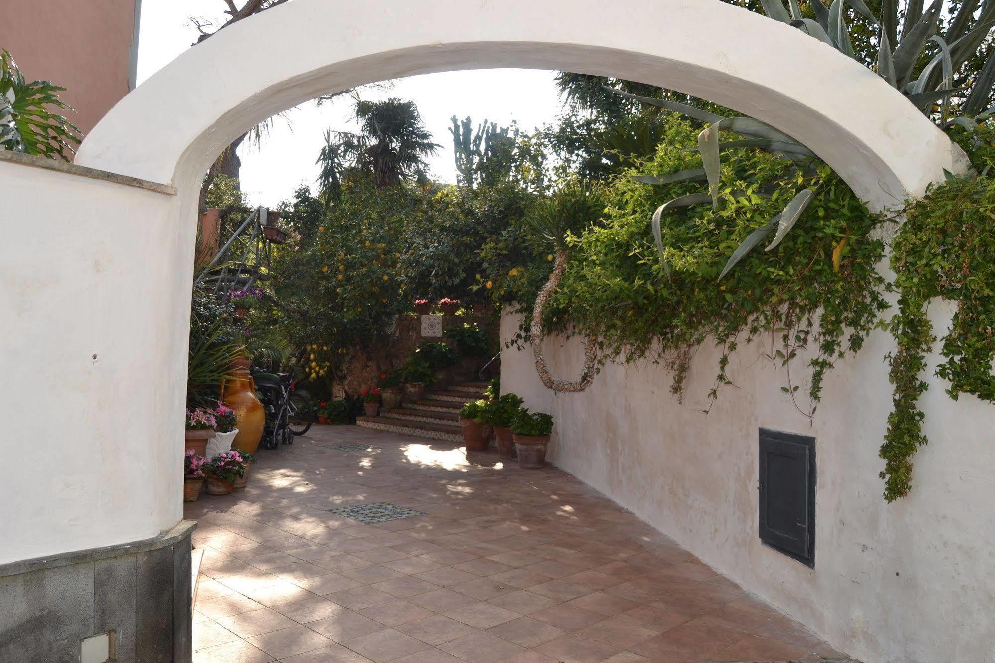 Piccolo Tirreno Hotel Residence Procida Exterior foto